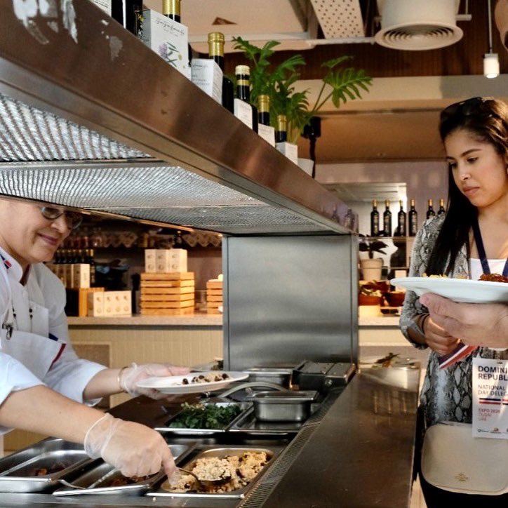 Durante el #DiaNacionaldeRD en #Expo2020 #Dubái, la chef dominicana #AnaLebron, hizo una presentación de dos platos típicos de nuestra gastronomía: Chenchén con chivo y pescado con coco.