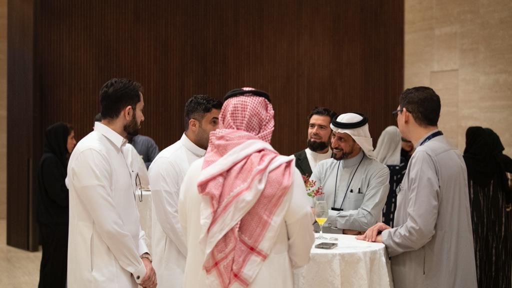 balbadr's tweet photo. في كل مرة ألتقي رواد برنامج قادة 2030 يزداد يقيني بأهمية البرامج الموجهة لقادة المستقبل بمختلف قطاعاتهم. قابلت اليوم الدفعة الثانية من برنامج قادة 2030 وسعدت بالحديث معهم وبطاقتهم التي ملأت الأرجاء، ورغبتهم في التعلم، وإصرارهم على إيجاد الحلول ومواجهة التحديات. https://t.co/MeLcTjwmdJ