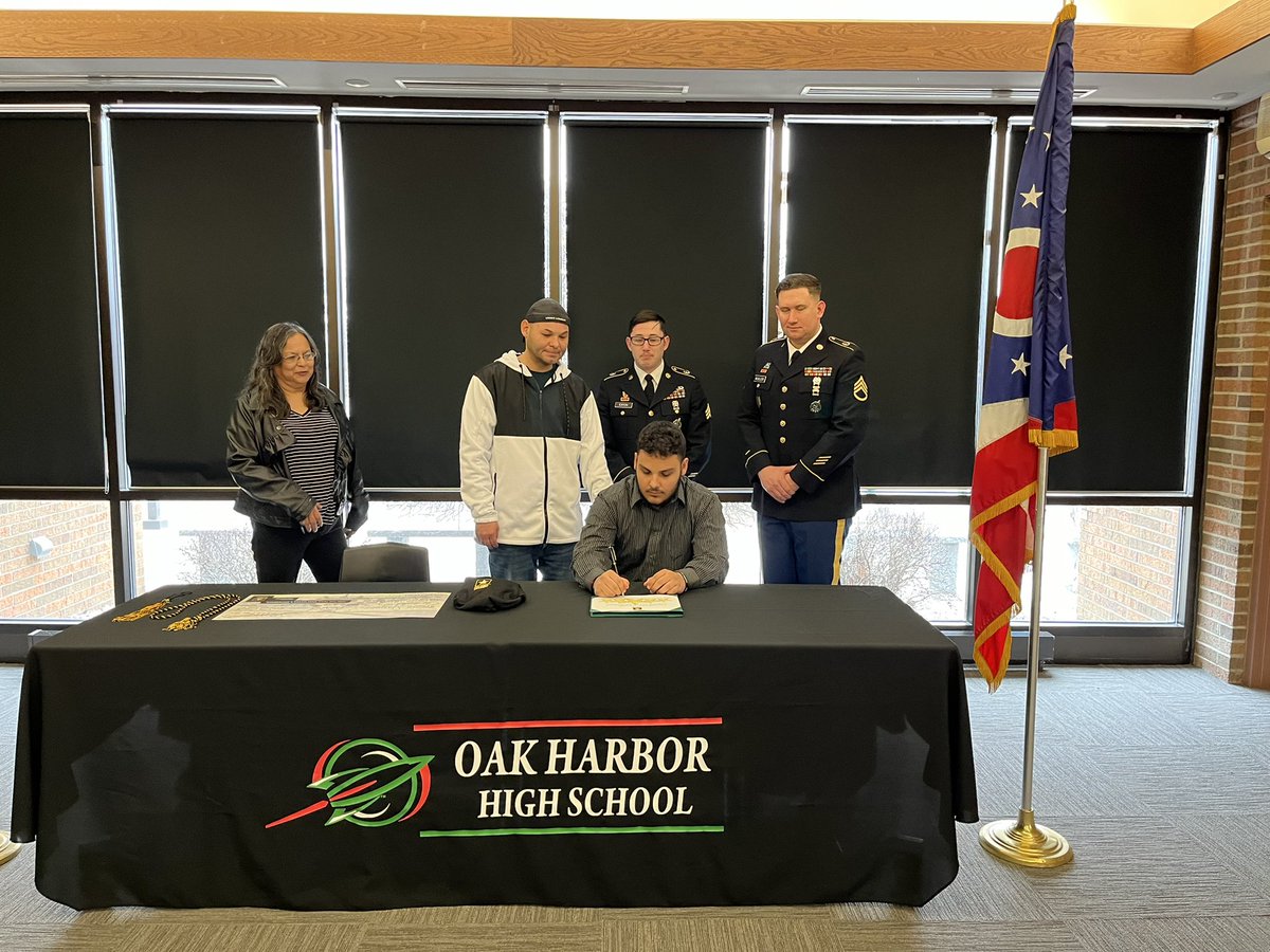 cschell32's tweet image. OHHS proudly celebrated US Armed Force’s commitment day with Rocket senior, Jayson England, who is dedicating himself to the US Army after HS!❤️🚀💚🇺🇸 #OhioMilitarySigningDay