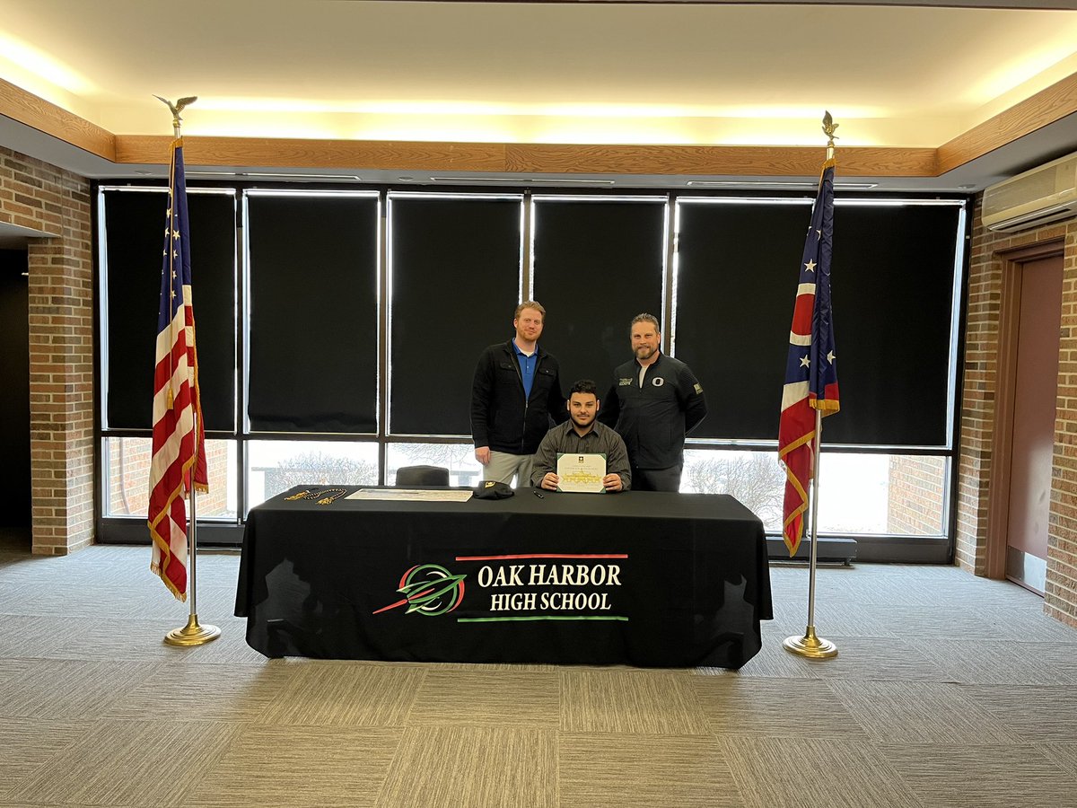 cschell32's tweet image. OHHS proudly celebrated US Armed Force’s commitment day with Rocket senior, Jayson England, who is dedicating himself to the US Army after HS!❤️🚀💚🇺🇸 #OhioMilitarySigningDay
