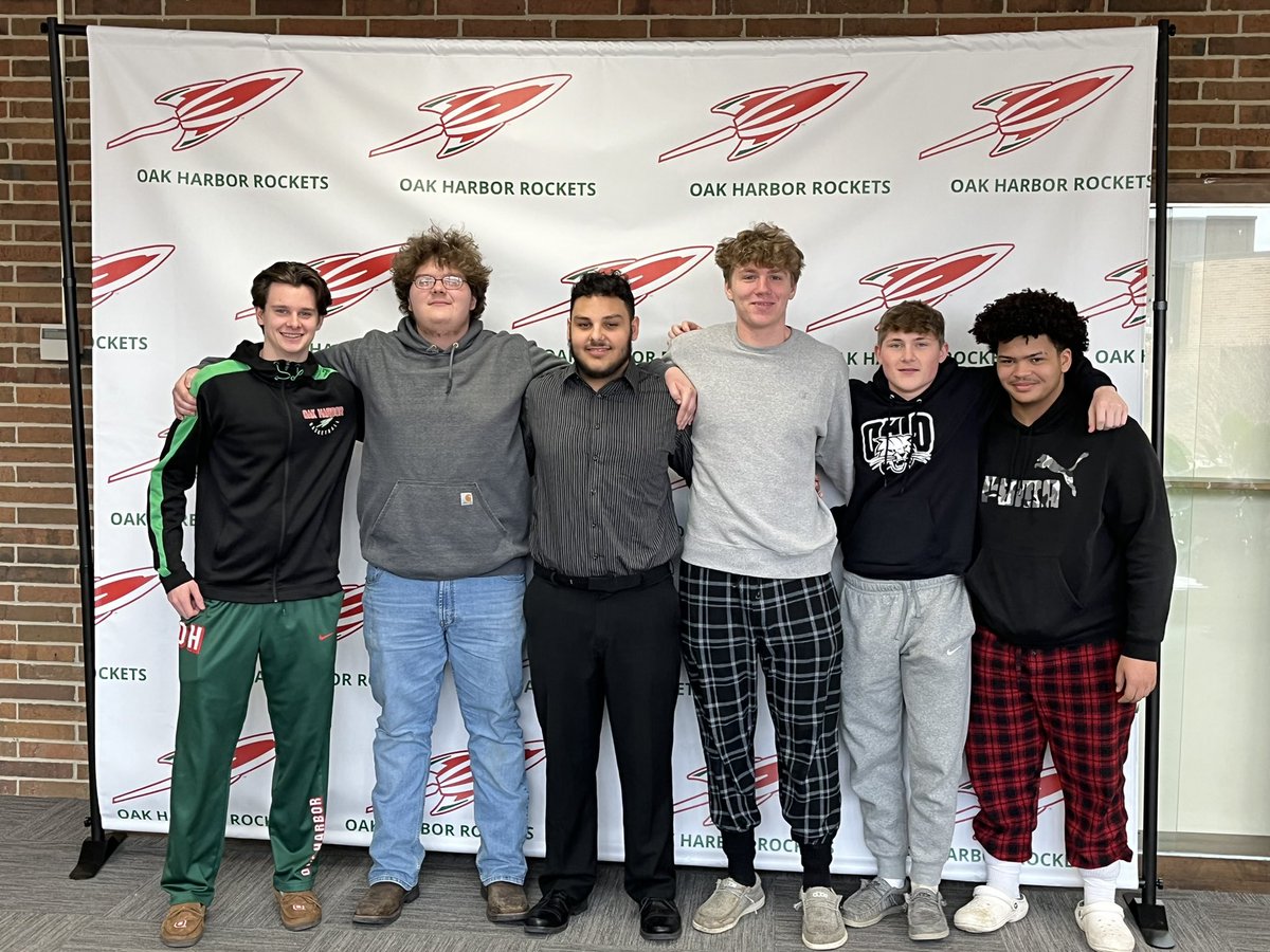 cschell32's tweet image. OHHS proudly celebrated US Armed Force’s commitment day with Rocket senior, Jayson England, who is dedicating himself to the US Army after HS!❤️🚀💚🇺🇸 #OhioMilitarySigningDay