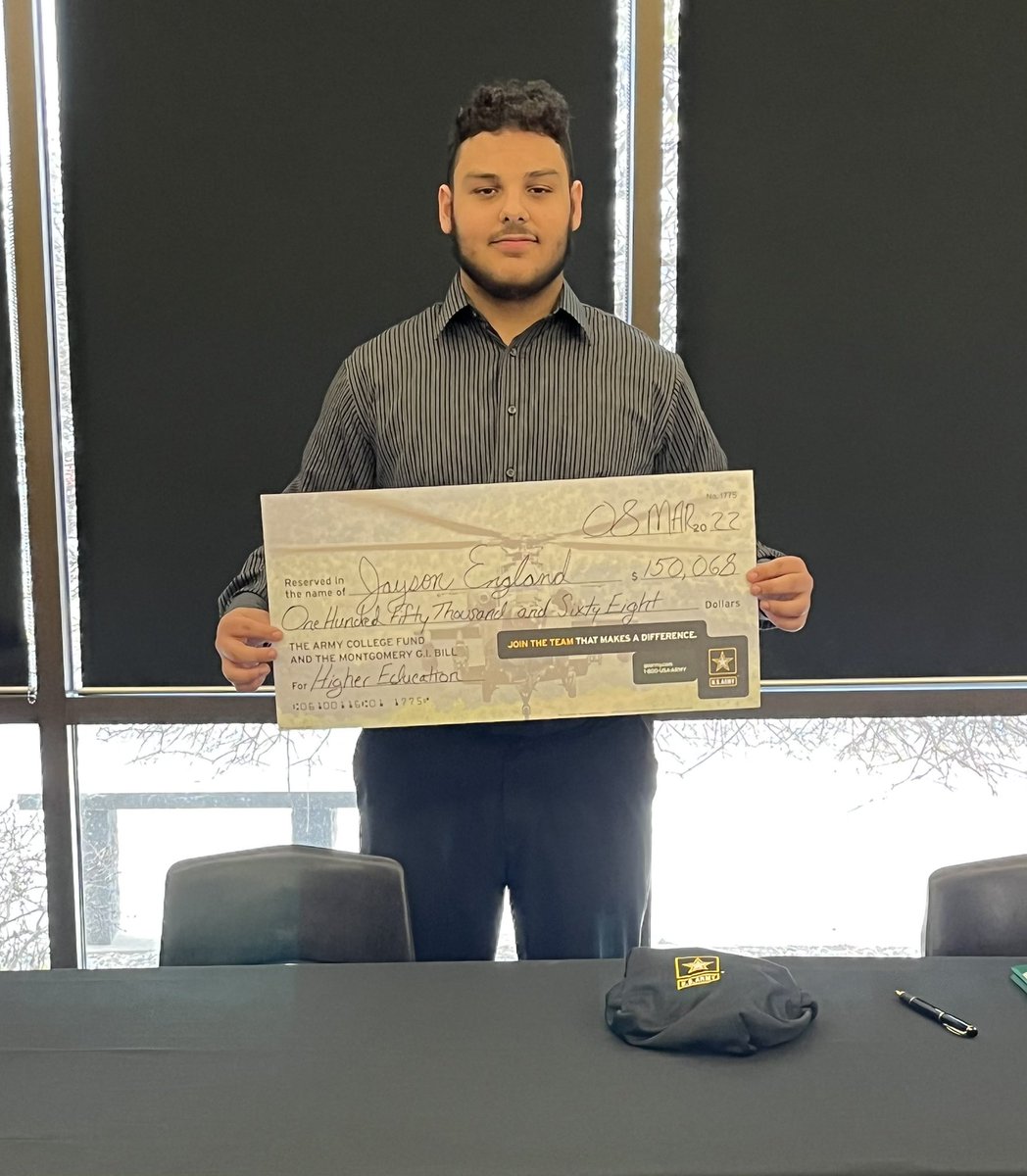 cschell32's tweet image. OHHS proudly celebrated US Armed Force’s commitment day with Rocket senior, Jayson England, who is dedicating himself to the US Army after HS!❤️🚀💚🇺🇸 #OhioMilitarySigningDay