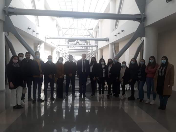students_voice3's tweet photo. التقى وفد من البنك الدولي مع مجموعة من طلاب الجامعة من مختلف الكليات وكان الممثل عن كلية الآداب عبدالملك الرفاعي وريتا عطاالله، ضمن ورشة عمل تناولت أوضاع الطلاب
كل الشكر إلى حضرة مدير كلية الآداب والعلوم الإنسانية - الفرع الثالث - البروفسور محمد الحاج على ثقته ودعمه.
#صوت_الطلاب https://t.co/kXKdYgai6V