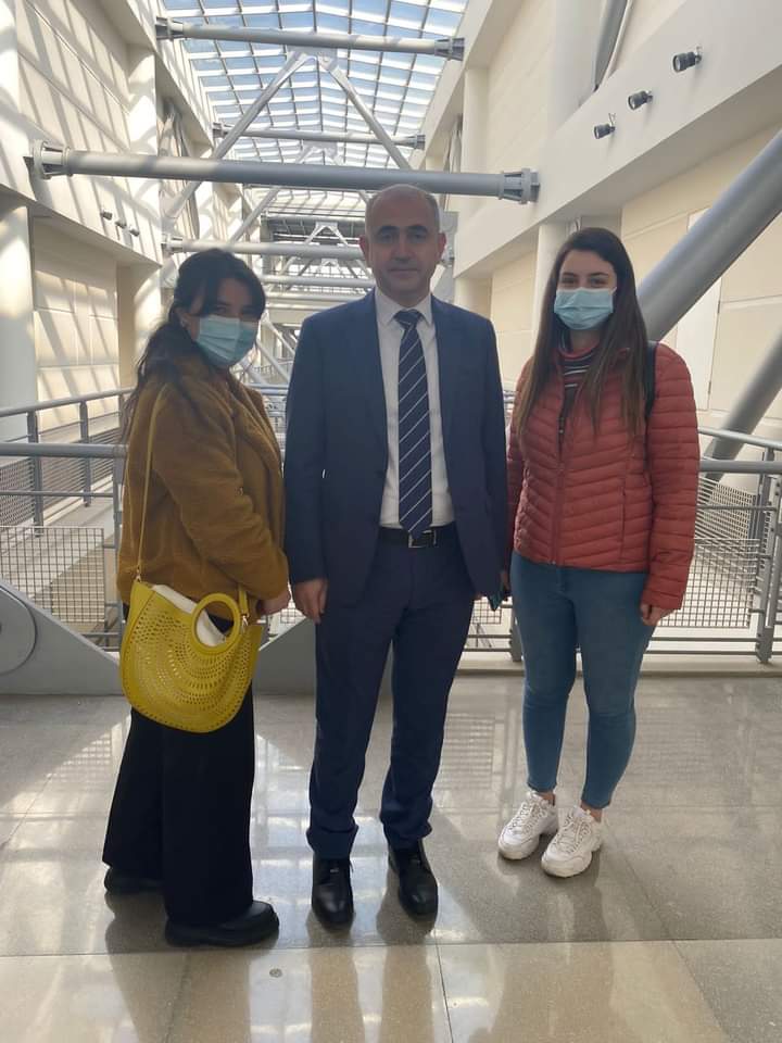 students_voice3's tweet photo. التقى وفد من البنك الدولي مع مجموعة من طلاب الجامعة من مختلف الكليات وكان الممثل عن كلية الآداب عبدالملك الرفاعي وريتا عطاالله، ضمن ورشة عمل تناولت أوضاع الطلاب
كل الشكر إلى حضرة مدير كلية الآداب والعلوم الإنسانية - الفرع الثالث - البروفسور محمد الحاج على ثقته ودعمه.
#صوت_الطلاب https://t.co/kXKdYgai6V