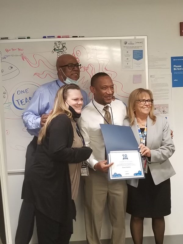 DocWadeP's tweet photo. Celebrating Shawn’s 18 years in Blue at @JetBlue#JFK ⁦@HelloJetBlue⁩ ⁦@cc_steele⁩ https://t.co/jG9Ec8AxRu