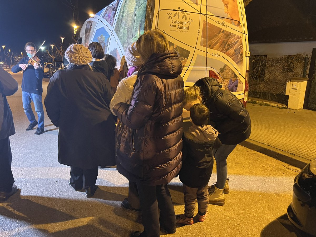 daniplanasv's tweet photo. Hem arribat.
L’Annia, la Tània, la Froisia, els bessons i l’spock es queden a Calonge, la Vània cap a Jaca amb el seu fill, l’Ocsana, la Natàlia, la Luba i en Max, a Madrid. 
Han hagut de deixar massa coses enrera, sobretot, el cor. 
I un bocí del meu també hi serà per sempre https://t.co/CDzcWSLDXK