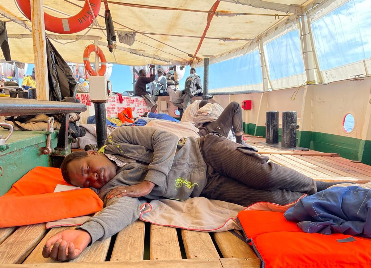 campsoscar's tweet photo. Con más de 65 conflictos bélicos activos en el mundo, hoy vemos cómo los corredores humanitarios son necesarios para todas las personas y en todas las guerras. El #OpenArms sigue en #Med central esperando un puerto seguro. 
#CadaVidaCuenta https://t.co/CDuO709AIj