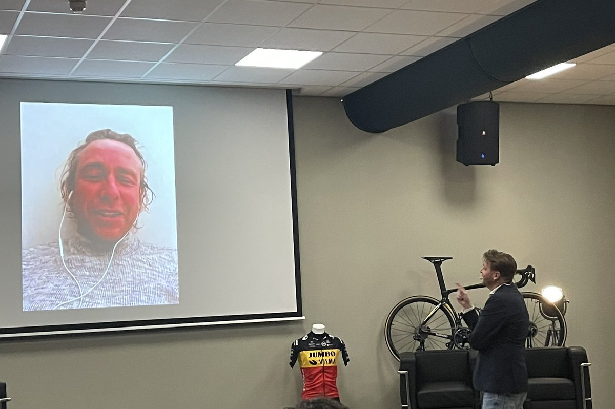 sjorslemmens's tweet photo. Michael Boogerd heeft er al eens beter uitgezien, maar ondanks Corona toch op afstand in gesprek met @SanderKleikers tijdens het Wielercafe voor #five4five https://t.co/sSgEBhUmQX