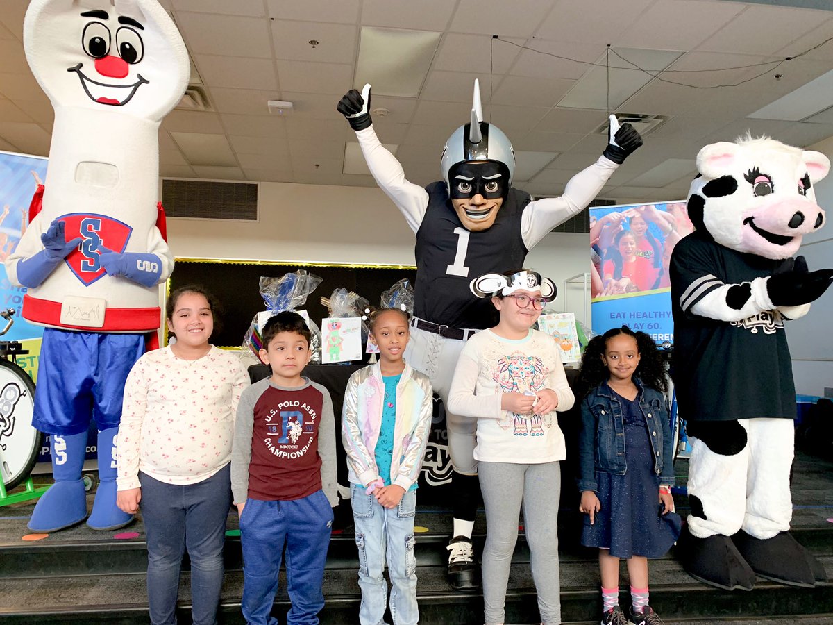 Celebrating National School Breakfast Week with our best friends, <a href="/Raiders/">Las Vegas Raiders</a> <a href="/FUTP60NV/">Nevada Fuel Up to Play 60</a>  <a href="/nevadamilk/">Nevada Dairy Farmers & Dairy Council of Nevada</a>  🖤🍎🥛
The kids had an absolute blast! 🚀 #NSBW22