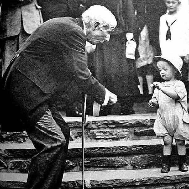 Nigelj08223326's tweet photo. Billionaire John Rockefeller gives a five-cent coin to a child on his 84th birthday. USA, 1923
#tightfisted https://t.co/S9260rjruc