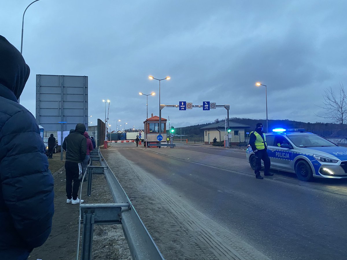 Polnisch-ukrainische Grenze. Und immer der Blick rüber Richtung #Ukraine. Über 1.300km hin - und zurück. Kaum Pause, kein Schlaf. Warum das jemand macht? Haben @erikhaussler und ich uns angesehen. Jetzt bei <a href="/BR_kontrovers/">Kontrovers</a>. 
<a href="/BR24/">BR24</a>
