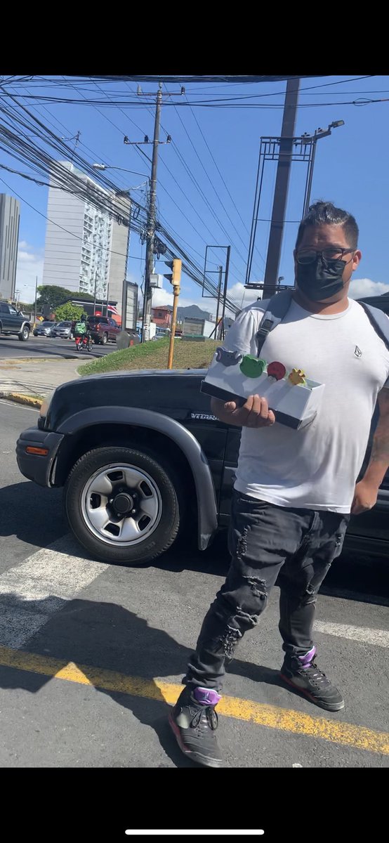 melichung16's tweet photo. Hola casi nunca publico por acá pero si pasan por la calle ancha entre Mc Donald’s y KFC tengan cuidado porque este señor le empieza a golpear a uno el carro y a decir cochinadas si uno no le da plata https://t.co/PPe6auf1Cq