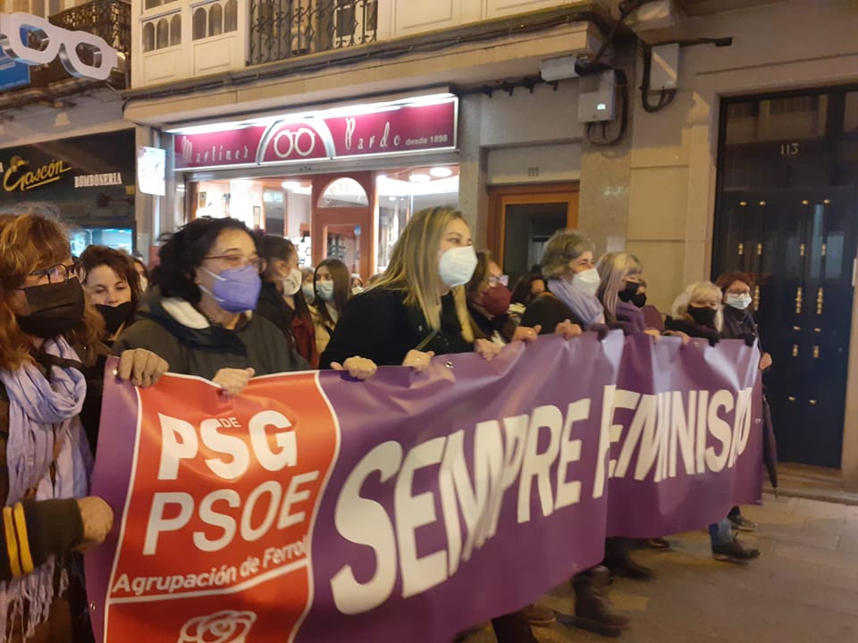 socFerrol's tweet photo. No #8M  de #Ferrol reivindicando os dereitos das mulleres. Ainda que hemos avanzado queda moito camiño por percorrer, e ahí estaremos, como sempre o fixemos, @s socialistas 🌹🌹🌹
#SempreFeminismo #TempodeMulleres #Ninunpasoatrás @PSdeG @PSOE https://t.co/HI3EhhSBzR