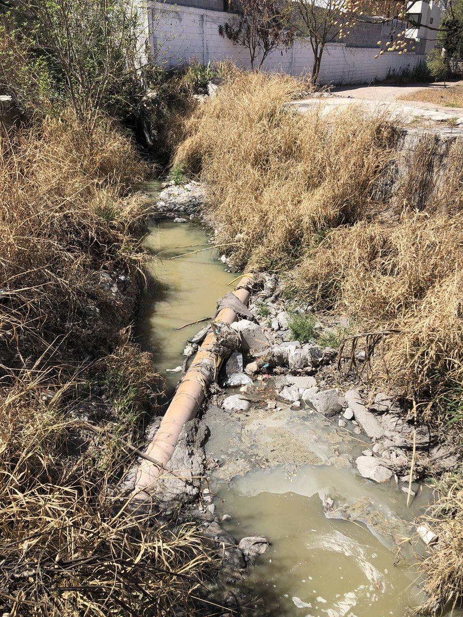 DRAMOSRDZ's tweet photo. @AguasdeSaltillo @CICsal @MedAmbienteSalt Alcantarilla tapada tirando aguas negras en Parque Ecologico el Paraiso en cause de arroyo, por favor ayuda. https://t.co/Y2RCEtdN9G