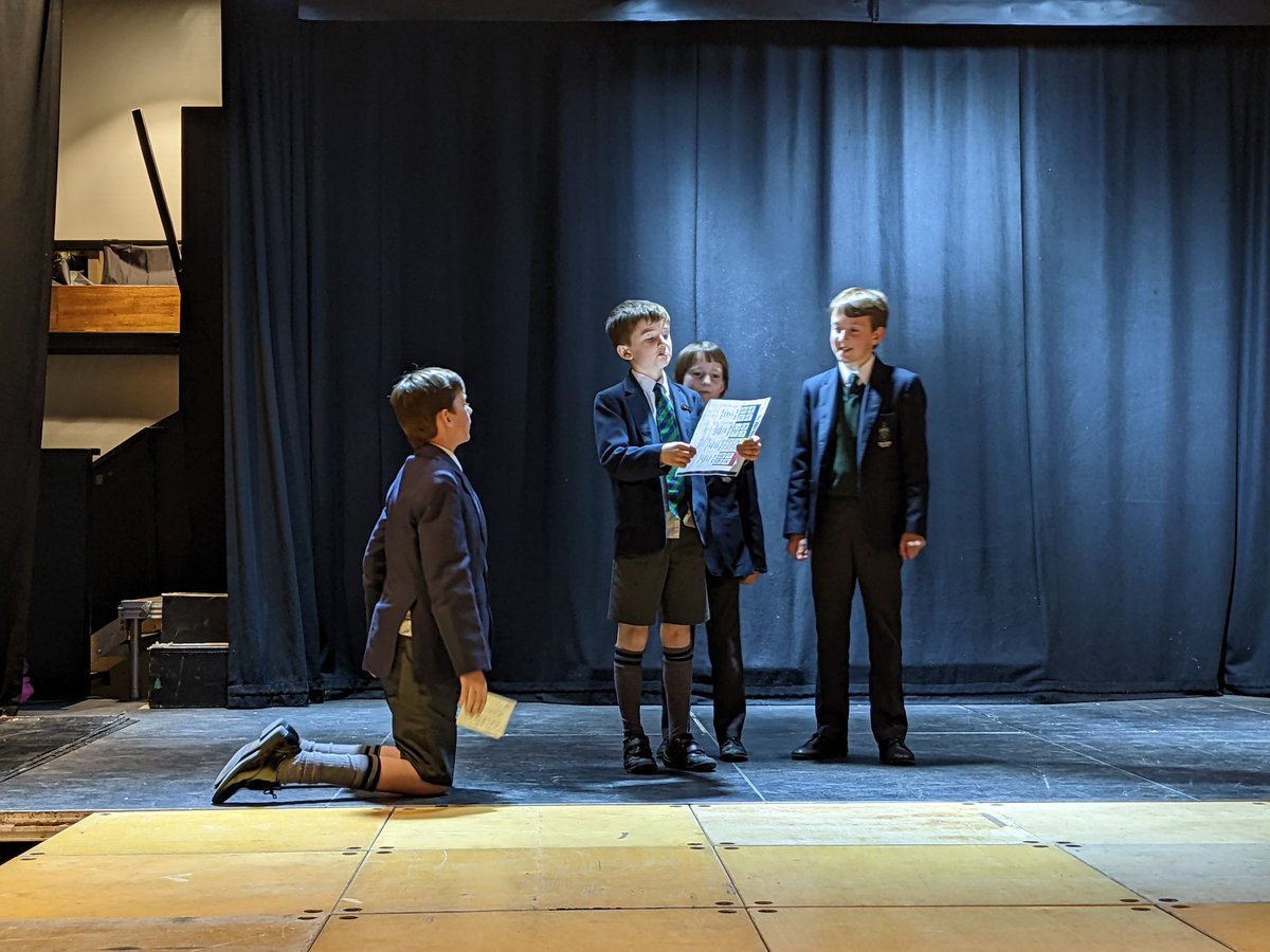 TDMHouseParents's tweet photo. We've had an amazing evening's entertainment at the House #talentshow ! Music, jokes, Joseph-in-a-minute sketch, magic, juggling...such a lot of talent and terrific fun! Well done to our Head of House for being a great MC. #iloveboarding #bsaboarding  #prepschool #collaboration https://t.co/QqtO2epaN6
