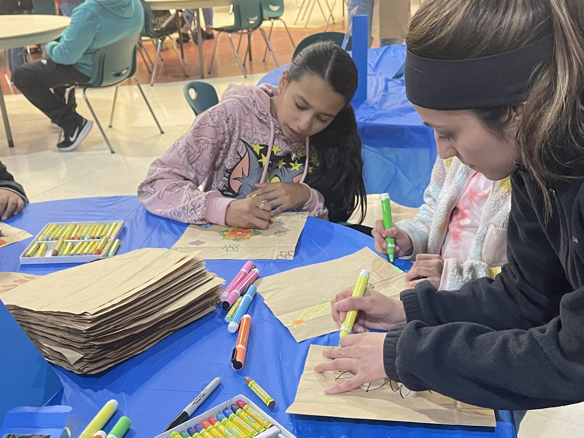 WaxDualLanguage's tweet photo. 🎨🖌Amazing artists at work! https://t.co/OzGJXdUB8N