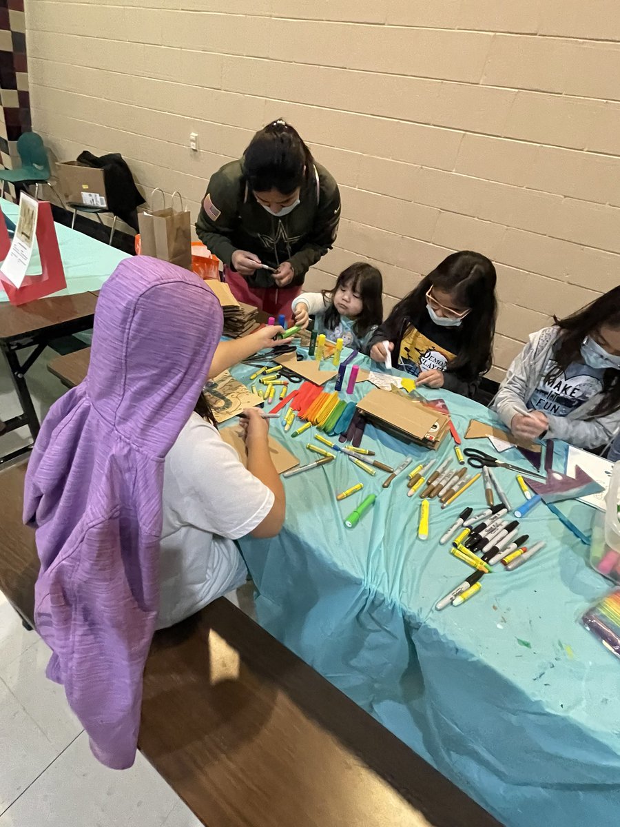 WaxDualLanguage's tweet photo. 🎨🖌Amazing artists at work! https://t.co/OzGJXdUB8N