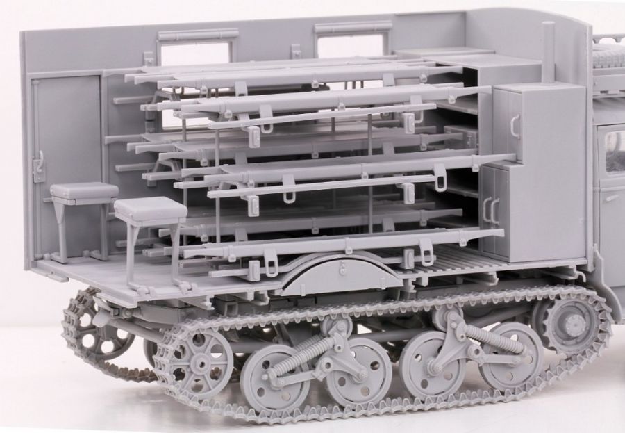 hobbysearch_mm's tweet photo. 【4月予約】DRAGON(ドラゴン)
1/35 WWII ドイツ軍 Sd.Kfz.3 マウルティア 野戦救急車 w/衛生兵&amp;負傷兵フィギュア 
予約開始です！→ https://t.co/KiQV6sgazU
#プラモデル #プラモ #ハーフトラック #野戦救急車 #独逸 #OpelBlitz #Maultier #Plastickits #Plasticmodel #Scalemodels https://t.co/WcMOC4jHnt