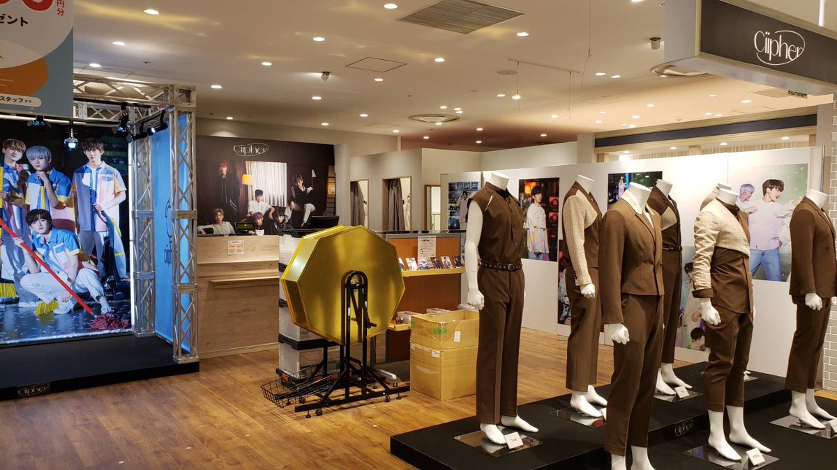 ciipher_pop's tweet photo. 本日11時OPEN🎉🎉🎉

#Ciipher POP UP STORE♡

衣装展示やパネル展示、さらに購入者特典の抽選会など、皆様のお越しをお待ちしてます♡

日本のみなさんから、メンバーへのメッセージを貼れるボードもご用意❣️

たくさんのメッセージを送ってください💕 https://t.co/mhlE63FzXh