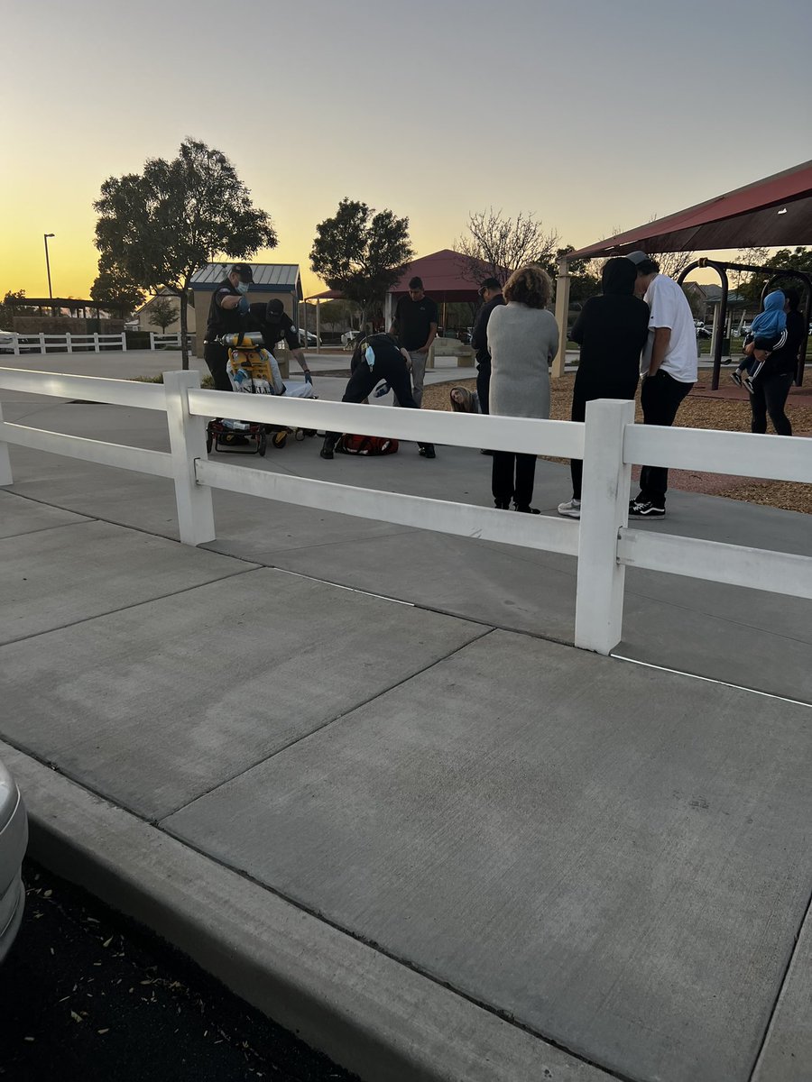 Diamondinkoc's tweet photo. @SuperstarMoney_ @YouTube @pairology @veve_official @Disney Just helping a small boy that hit his head open on the city playground called a ambulance π for him. Every minute helps but I just pray heβs ok. #VEVEitFORWARD https://t.co/wUH6zeyWLY