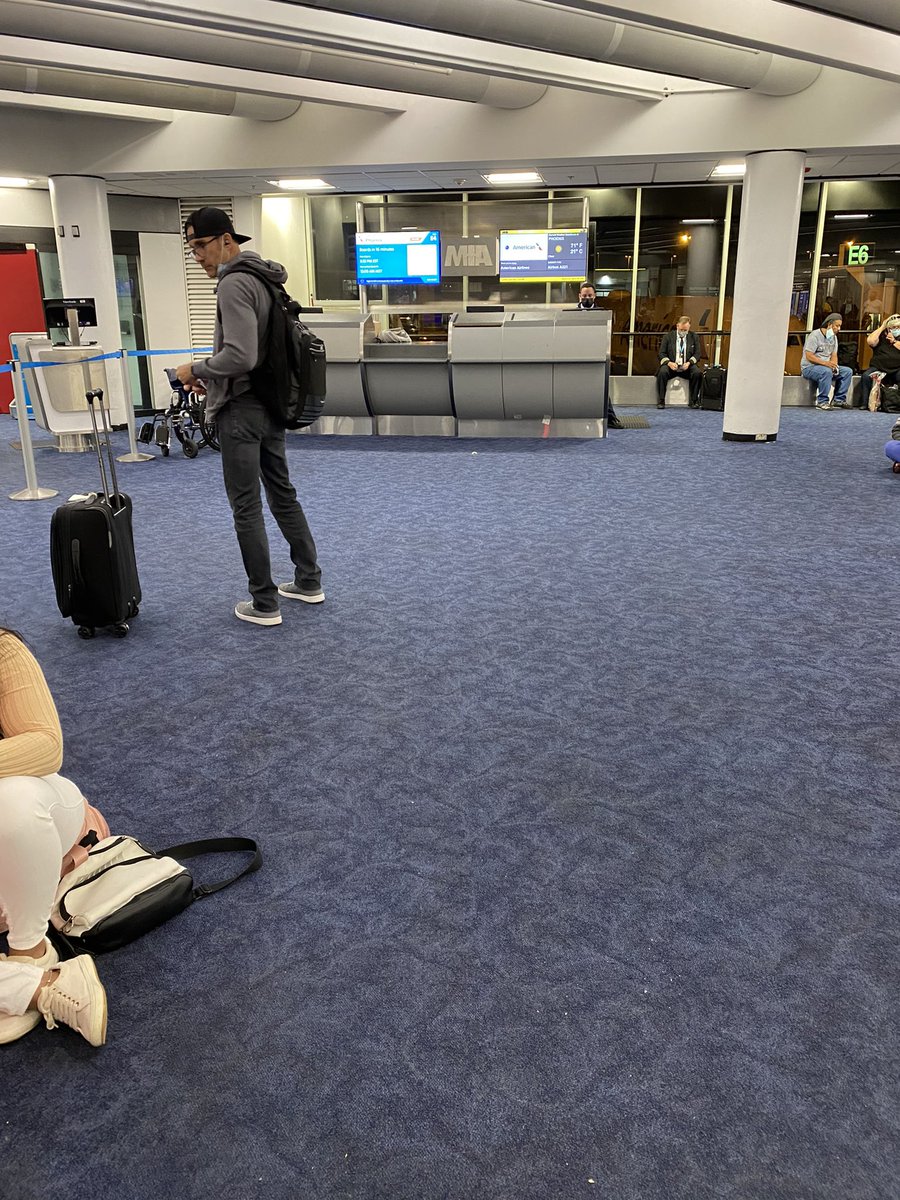 saucedo_eneida's tweet photo. Miami don’t have us together in the sits, really? @AmericanAir vuelo 457 en Miami ( familia Hauge ) https://t.co/LKuICm0Sdx