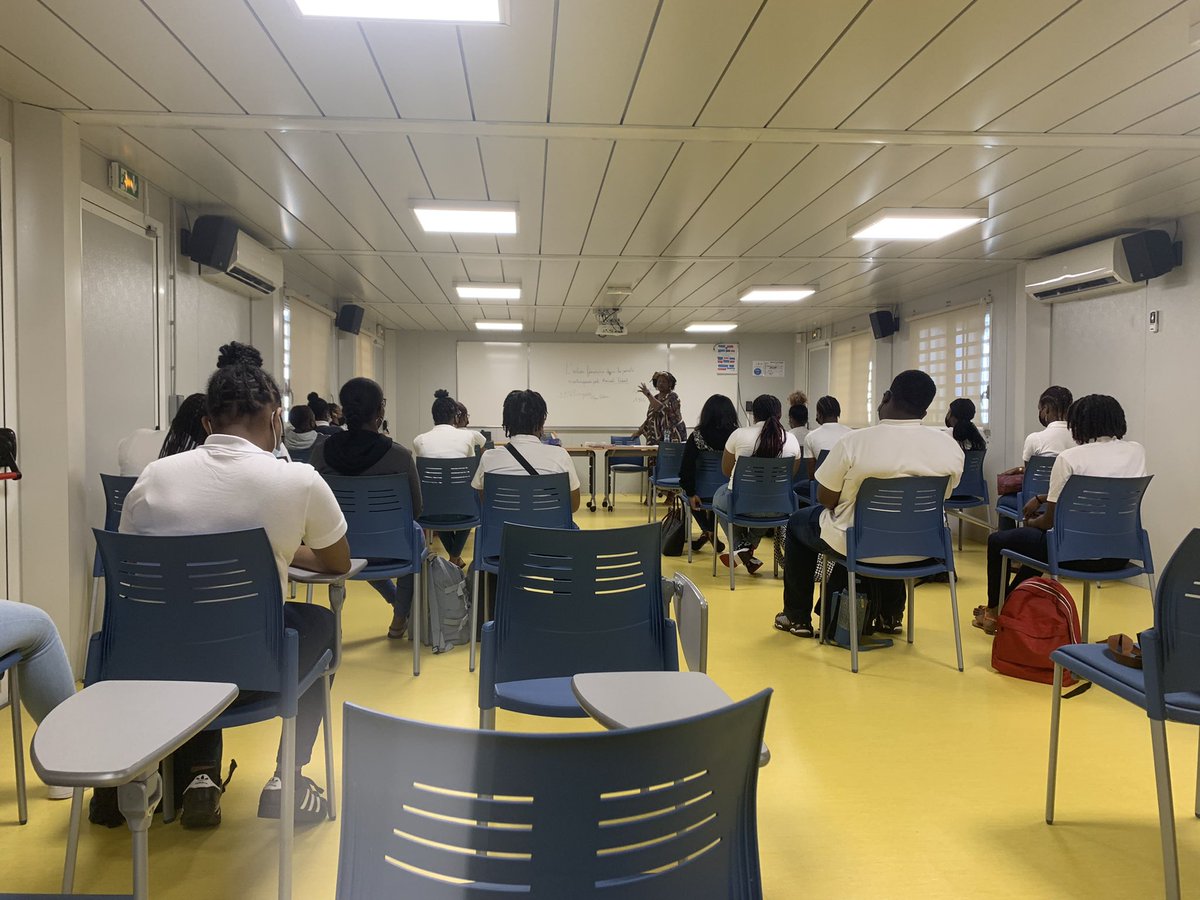 SinosaStephane's tweet photo. #9720692V #👍🏾8 mars -  Journée des droits de la femme #LNA conférence-débat avec l historienne Mme Bosphore sur l action féminine dans la société post Amiral Robert pour élèves #EDS #LLCERCréole et visite de l@expo Solange Fitt-Duval en salle arts et culture (jusqu’au 18 mars). https://t.co/TXTN1z71Th