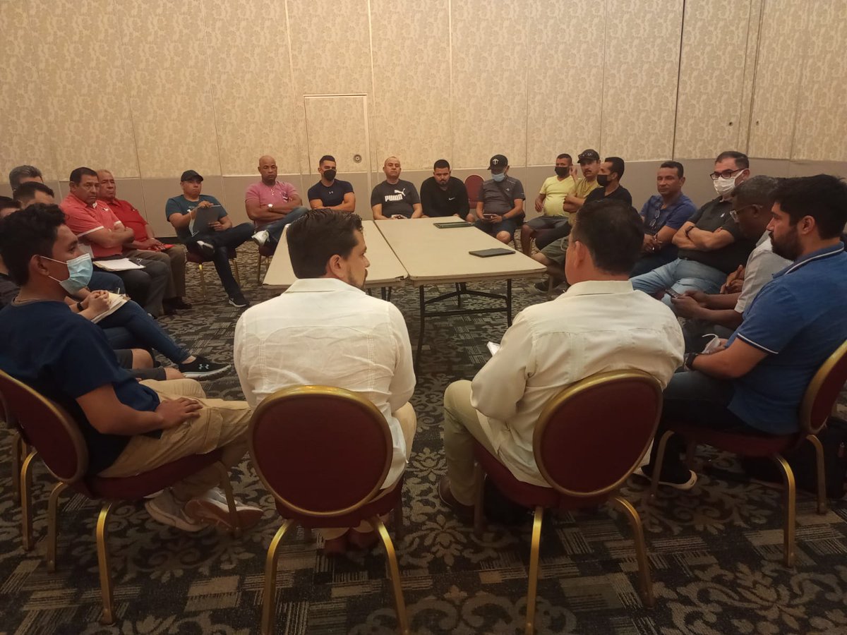 OlmecasTabasco's tweet photo. Encabeza Gonzalo Medina González, presidente ejecutivo del club, junta previa al inicio de la pretemporada 2022 en el hotel sede del equipo. 

A primera hora el plantel se traslada este jueves a la costas de Centla para iniciar el trabajo de playa 🏖️

#SomosOlmecas👊🏼⚾️ https://t.co/EWXc8B6vXE