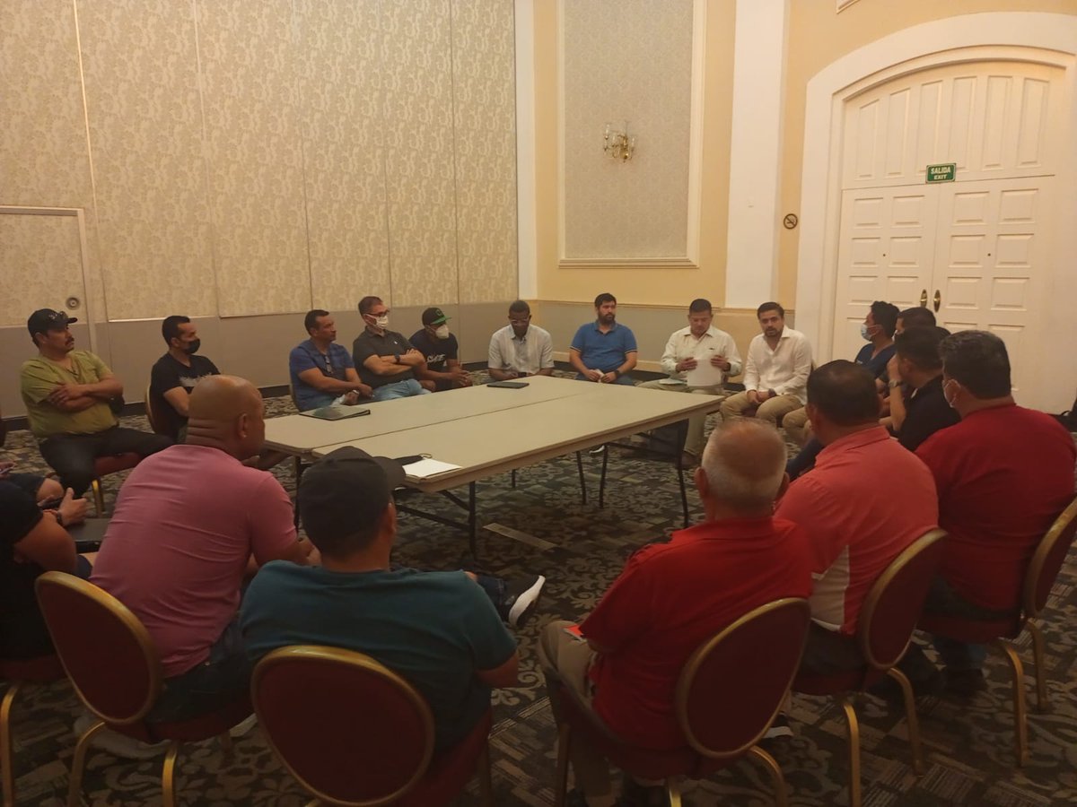 OlmecasTabasco's tweet photo. Encabeza Gonzalo Medina González, presidente ejecutivo del club, junta previa al inicio de la pretemporada 2022 en el hotel sede del equipo. 

A primera hora el plantel se traslada este jueves a la costas de Centla para iniciar el trabajo de playa 🏖️

#SomosOlmecas👊🏼⚾️ https://t.co/EWXc8B6vXE