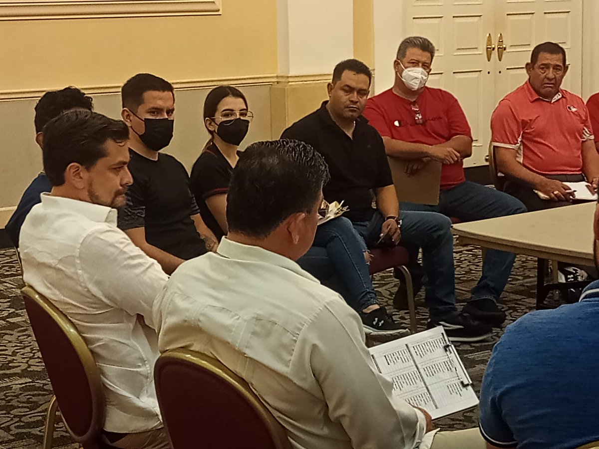 OlmecasTabasco's tweet photo. Encabeza Gonzalo Medina González, presidente ejecutivo del club, junta previa al inicio de la pretemporada 2022 en el hotel sede del equipo. 

A primera hora el plantel se traslada este jueves a la costas de Centla para iniciar el trabajo de playa 🏖️

#SomosOlmecas👊🏼⚾️ https://t.co/EWXc8B6vXE