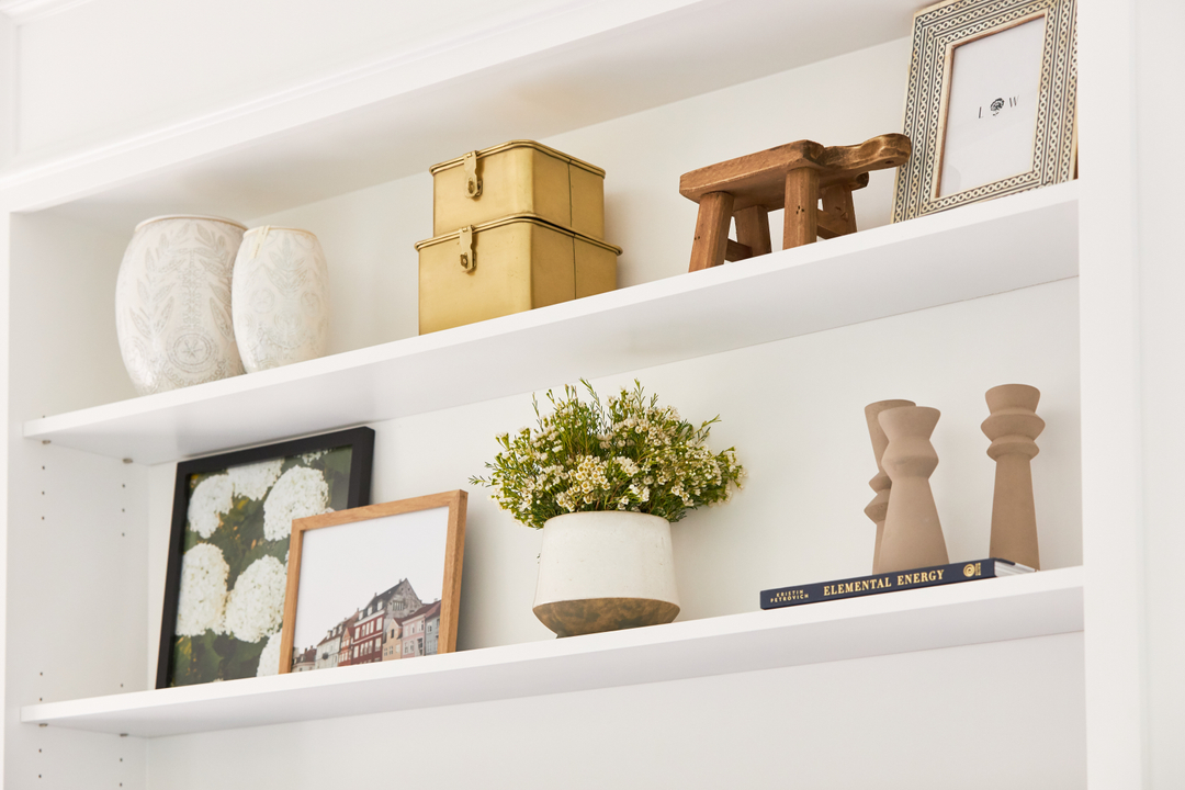 lexiwestergard's tweet photo. There are so many ways you can go about styling your shelves, one of our favorite tricks is to add different sized pieces to your collection, creating extra depth. 

#ParkGroveRemodel // #LWSimplyBeautifulLiving // Photography by @johncwoodcock https://t.co/q7IQkydg7A