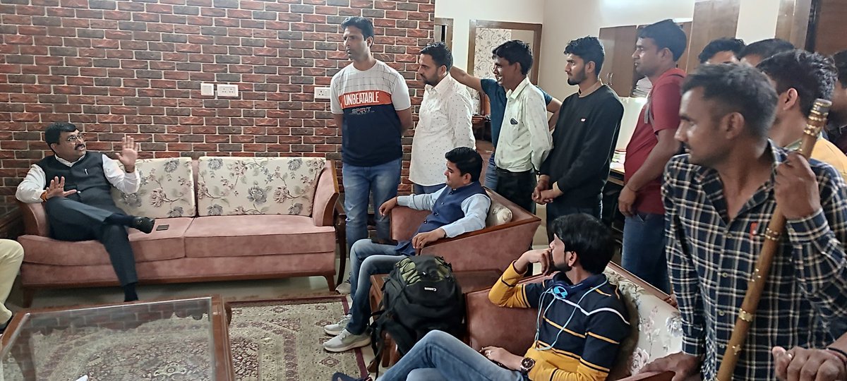 Jamil51731081's tweet photo. Hssc क्लर्क वेटिंग advt 5/2019 की एक्सटेंशन 31 मार्च को समाप्त होने जा रही है, इसके संदर्भ में कुछ अभ्यर्थी आज श्री बलराज कुंडू, विधायक से उनके चंडीगढ़ आवास पर मिले  @Haryananewz @ShweDhull
@BalrajKundu1 https://t.co/5oXjzY0Jpm