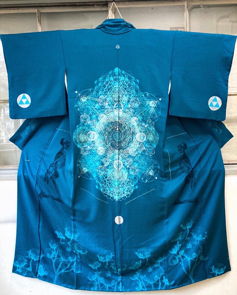 nostalgiaosaka1's tweet photo. いつもありがとうございます⏺
THE JAPANESE TRADITION
a traditional long Japanese jacket called a haori.
New kimono shape
#japanesetraditional
#haori
#kimonofashion
#INKADDICTION https://t.co/uD4AT253tZ