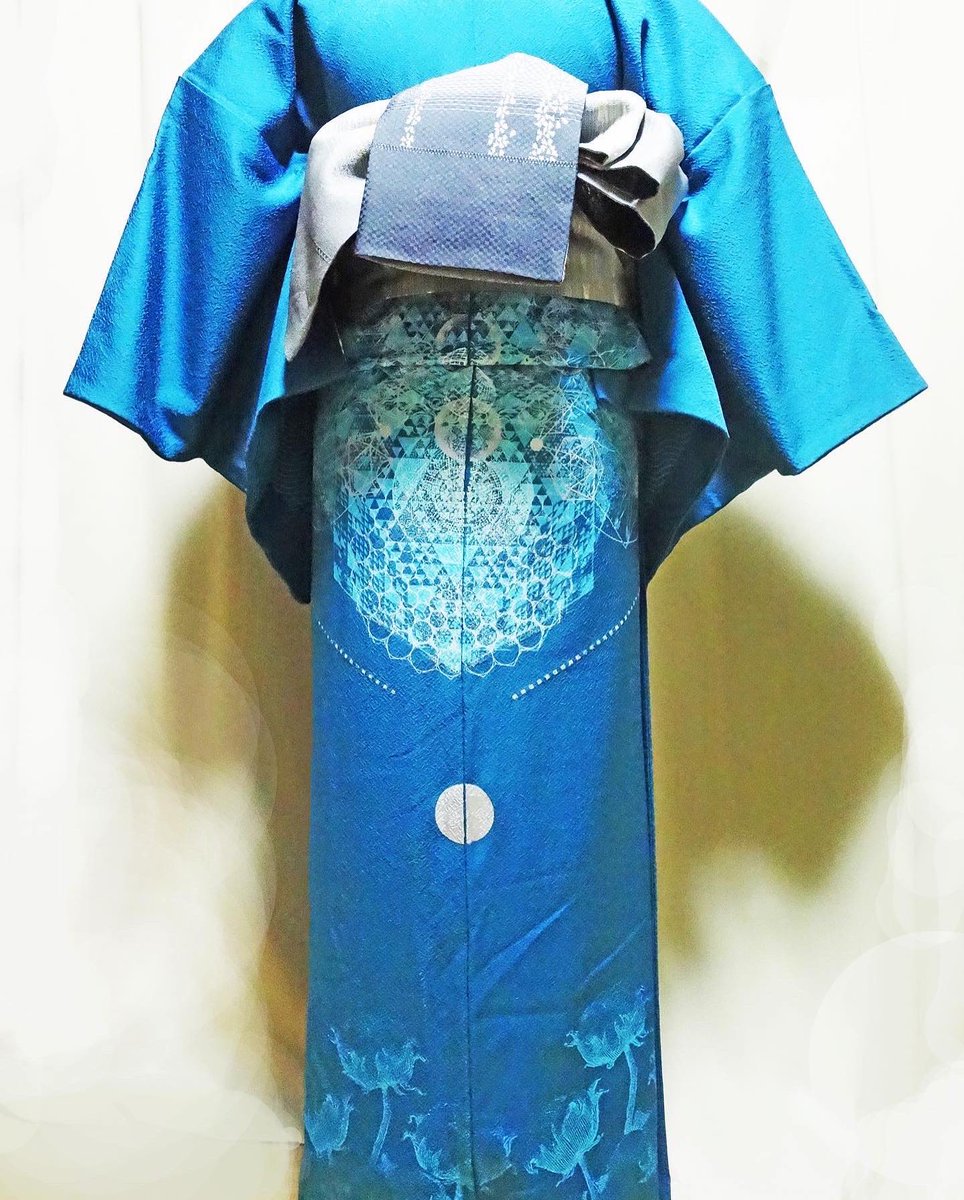nostalgiaosaka1's tweet photo. いつもありがとうございます⏺
THE JAPANESE TRADITION
a traditional long Japanese jacket called a haori.
New kimono shape
#japanesetraditional
#haori
#kimonofashion
#INKADDICTION https://t.co/uD4AT253tZ
