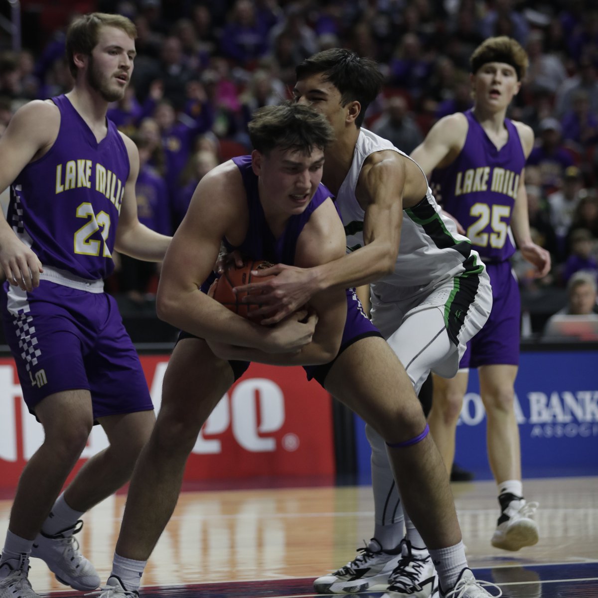 Final after 2OT: Grand View Christian 71, Lake Mills 66. Outstanding Class 1A #iahsbkb semifinal goes to the Thunder. Wyatt Helming shined for the Bulldogs with 36 points and 11 boards, but GVC gets its fourth title game berth. 
🏀iahsaa.org/basketball/sta…