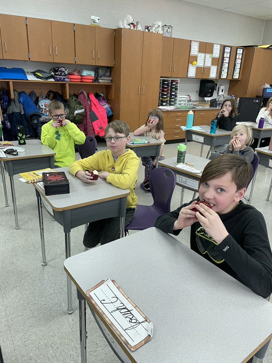 msbrownwes3's tweet photo. Some apple crunching today! @WESpolarbears #WeStandTogether #reconnectNYCSD #inspireWES #becomebelongnycsd https://t.co/g7EhPbqIue