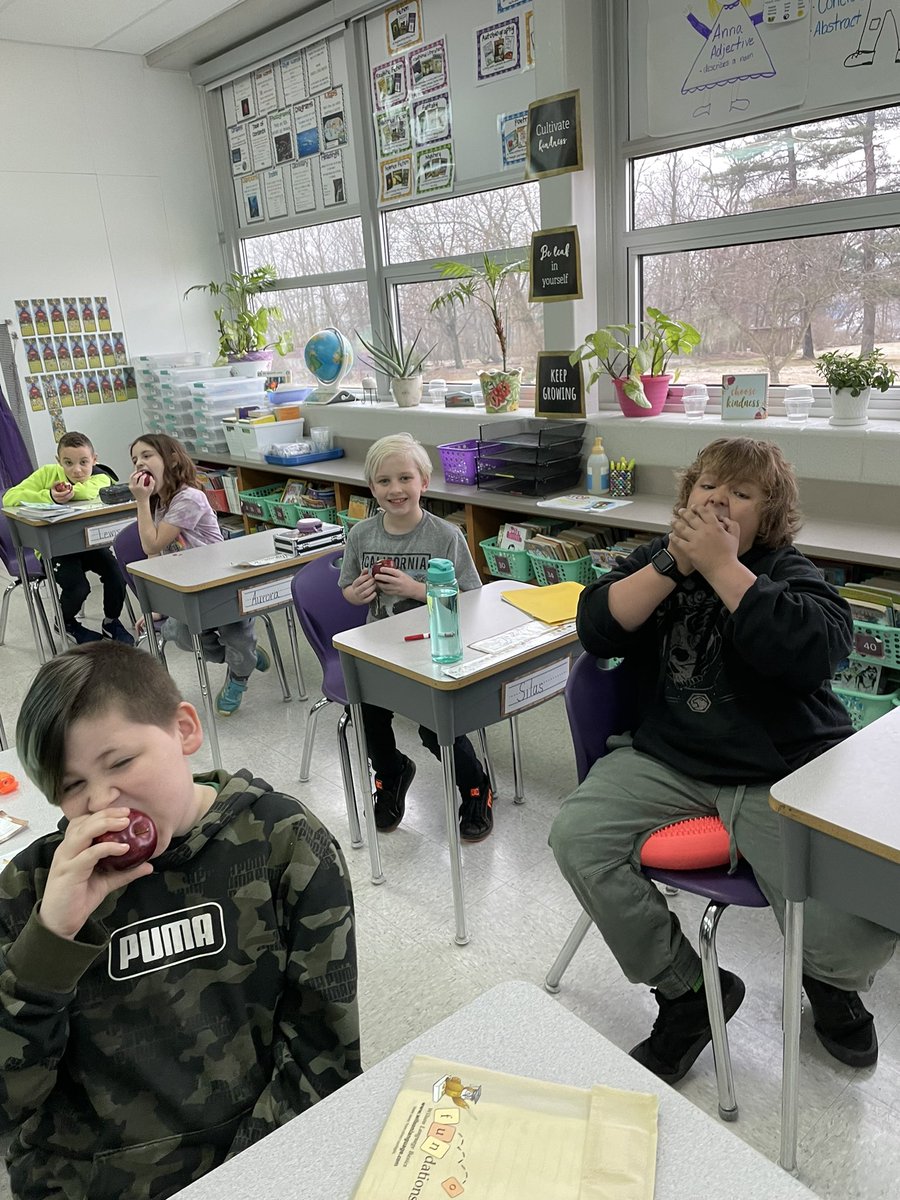 msbrownwes3's tweet photo. Some apple crunching today! @WESpolarbears #WeStandTogether #reconnectNYCSD #inspireWES #becomebelongnycsd https://t.co/g7EhPbqIue