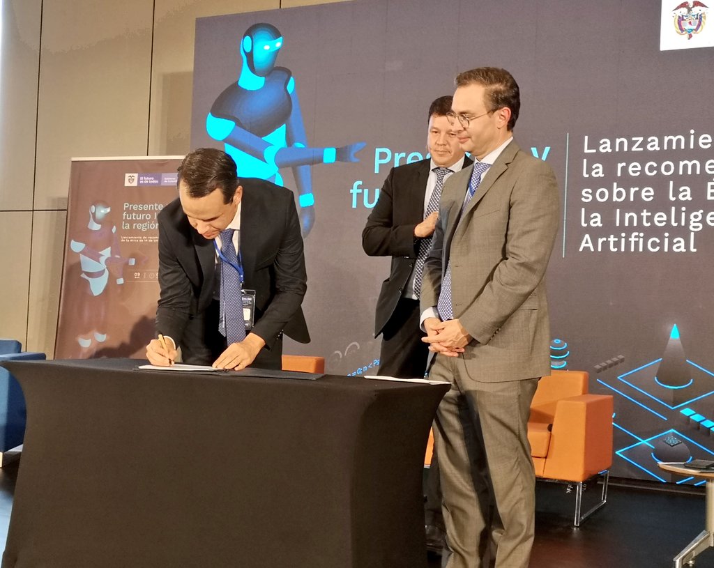 fjnoguera's tweet image. #PresenteyFuturoIA| Firmamos con @Vicmunro y @NicolasUribe un memorando de entendimiento para el desarrollo del #PolicyLab, un instrumento recomendado por la mision de la @UNESCO que busca identificar las tendencias tecnológicas, económicas y sociales.