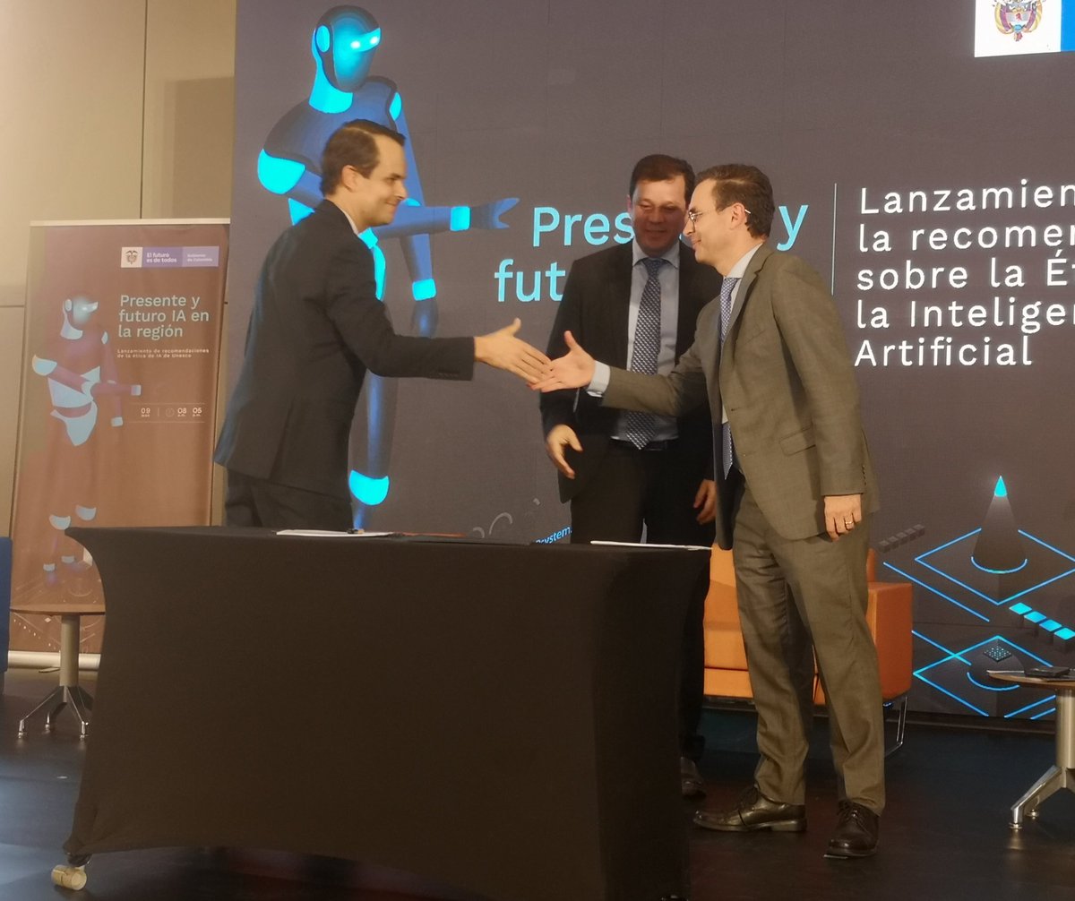 fjnoguera's tweet image. #PresenteyFuturoIA| Firmamos con @Vicmunro y @NicolasUribe un memorando de entendimiento para el desarrollo del #PolicyLab, un instrumento recomendado por la mision de la @UNESCO que busca identificar las tendencias tecnológicas, económicas y sociales.