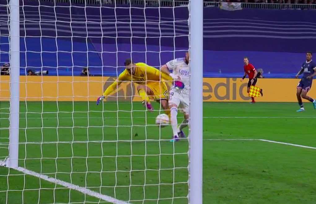 TrollFootball's tweet photo. Benzema is doing a magic spell on the goalkeepers. https://t.co/aMMYXw1ubz