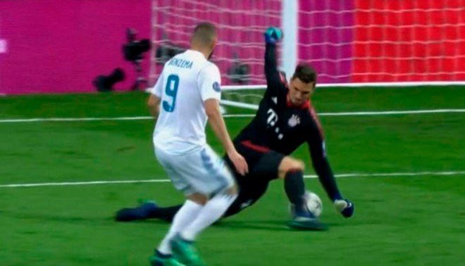 TrollFootball's tweet photo. Benzema is doing a magic spell on the goalkeepers. https://t.co/aMMYXw1ubz