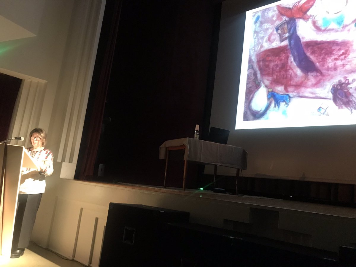 CarrettaNiccolo's tweet photo. Una donna ucraina legge il Cantico dei Cantici davanti a un quadro di Chagall (Russo) raccontato da un Don, sulle note di canzoni ebraiche. La cultura che unisce. Orgoglioso della rassegna #prendinota. https://t.co/JUQWMPgdFd