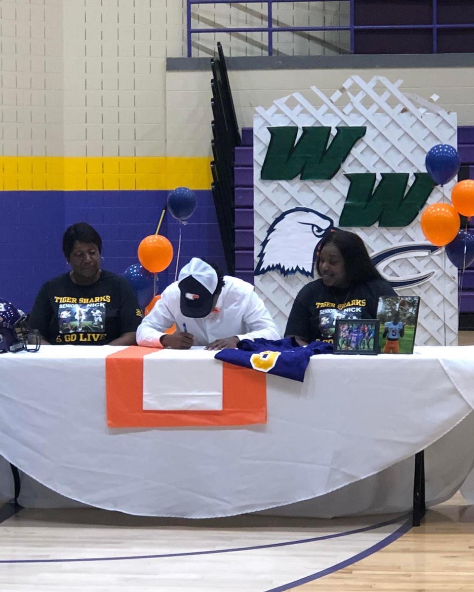 Nickk5_'s tweet photo. @cnfootball @CN_Eagles @ThisIsBrock4444 @DakotaQ2004 @PSJTigersharks it’s official 🧡🧡 https://t.co/OgxJMNwo5s