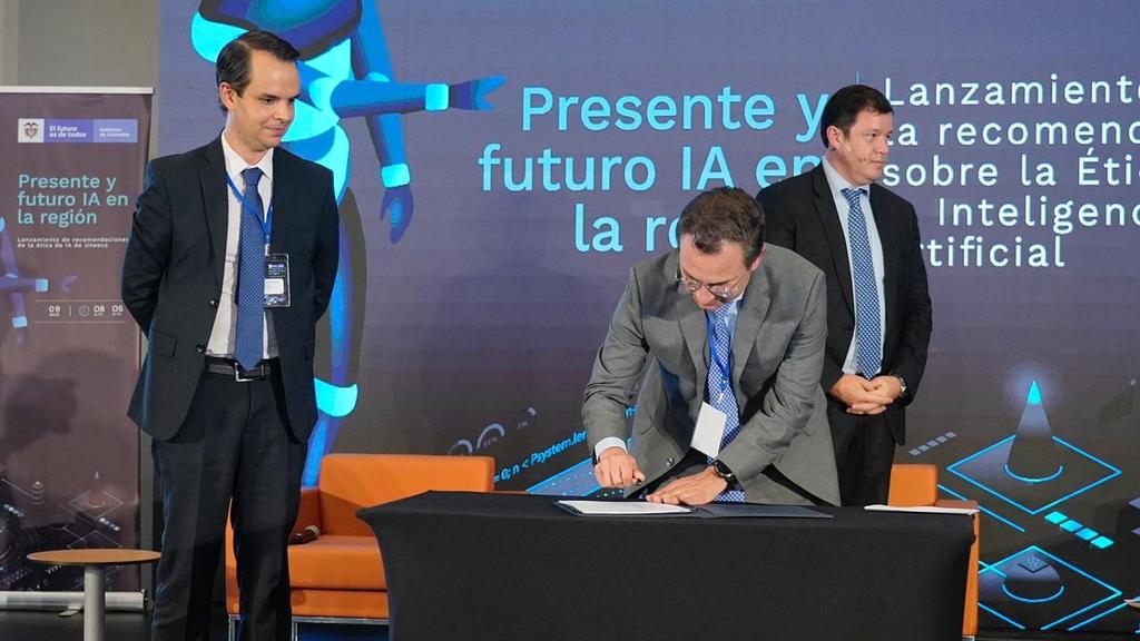 NicolasUribe's tweet image. &quot;La @camaracomerbog es un nido para que gremios, empresas, entidades e iniciativas se vinculen para empujar la apropiación de tecnologías novedosas por parte de nuestro tejido empresarial. La firma de este #PolicyLab es otro aporte nuestro para este objetivo&quot;.

#PresenteyFuturoIA