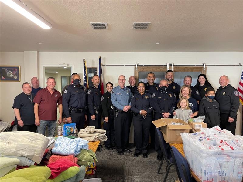 DenverSheriff's tweet photo. Members of the law enforcement communities from Denver, Arapahoe County, and Adams County gathered together to volunteer their time collecting, organizing, and distributing donations to victims of the #MarshallFire.
#BoulderFires #DSDEst1902 https://t.co/gNHRARxHoA