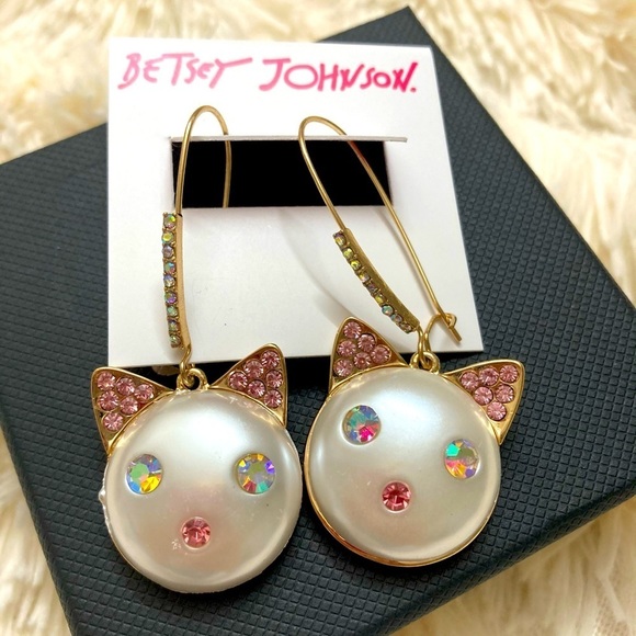 oly_babe's tweet photo. So good I had to share! Check out all the items I'm loving on @Poshmarkapp #poshmark #fashion #style #shopmycloset #luckybrand #betseyjohnson #pinkvictoriassecret: https://t.co/1yrTKlxWeY https://t.co/55IrWv8DFT