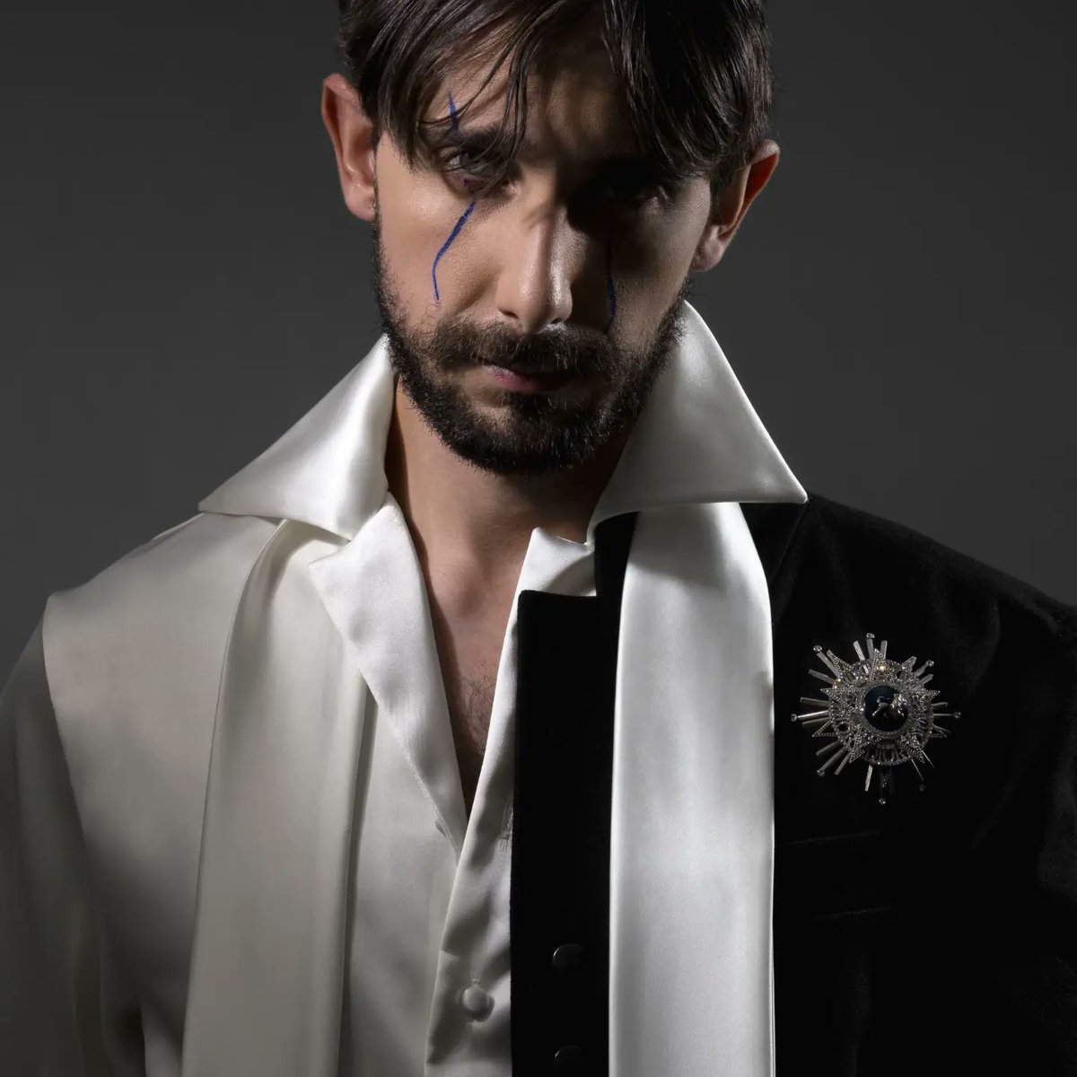 colourstalent's tweet photo. Nos encanta el editorial de moda del 𝐈𝐒𝐒𝐔𝐄 ☆𝟐𝟐 Edición 3 𝓈𝓉𝒶𝓇𝓇𝒾𝓃𝑔 @ezuritab 💕 de la revista @maplemagazine  📷 A nosotros nos encantó, cuéntanos qué te pareció ❤️‍🔥 
Dirección Creativa: @brujademoda
@maplemagazine

#maplemagazine #EmilianoZurita
 #COLOURSCMX https://t.co/53UYnIkMGi