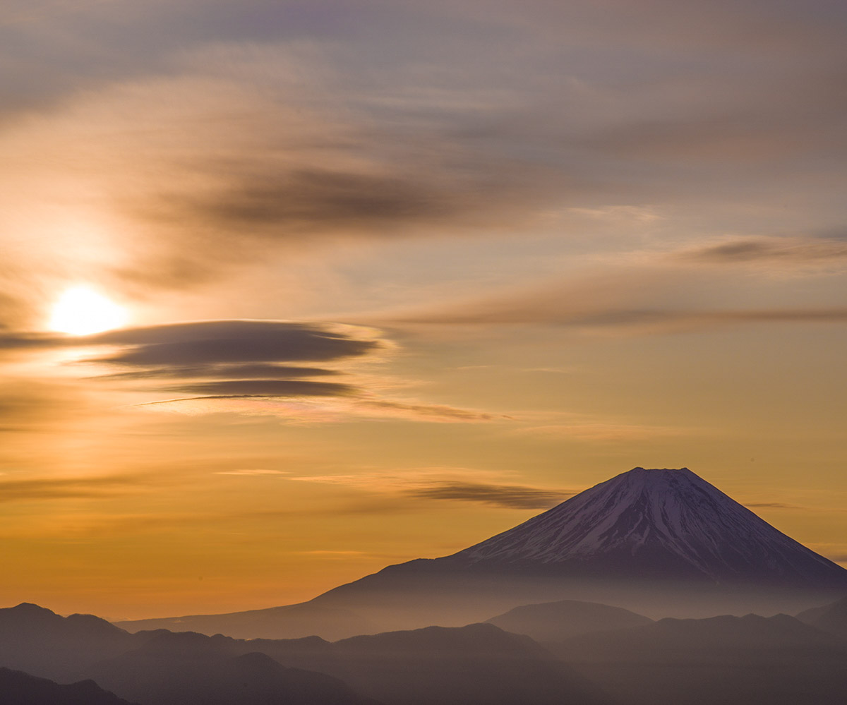 吊るし雲浮かぶ朝 太陽が昇り幻想的な朝に 富士川町で以前撮影。