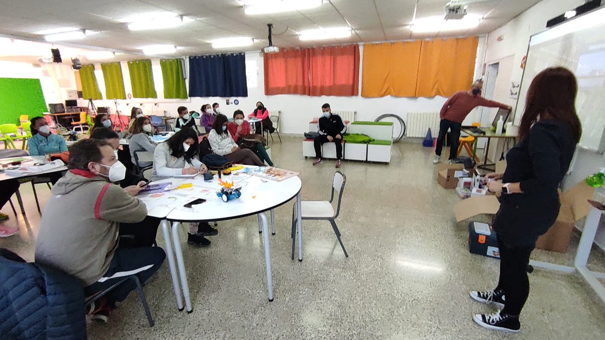 CPR_Zafra's tweet photo. Seminario de Educación Física en el #AuladelFuturo del @CEIPJuan23Zafra dedicada a la gamificación gracias a dos crack como @cheloky77 y @josangiltejada https://t.co/643RF6NvxZ