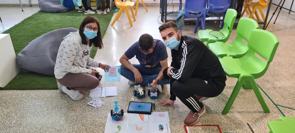 CPR_Zafra's tweet photo. Seminario de Educación Física en el #AuladelFuturo del @CEIPJuan23Zafra dedicada a la gamificación gracias a dos crack como @cheloky77 y @josangiltejada https://t.co/643RF6NvxZ