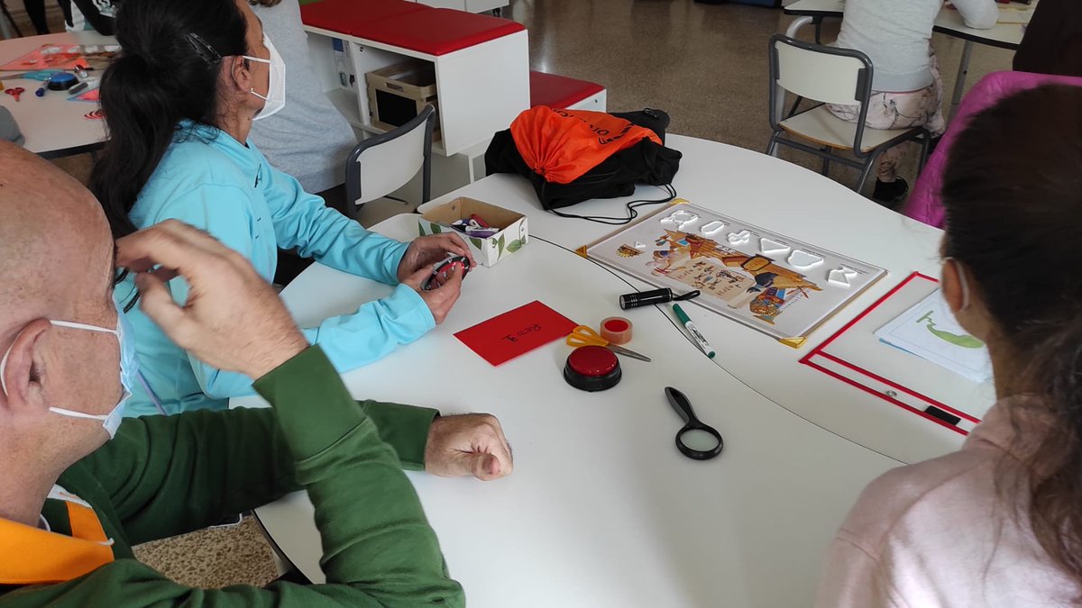 CPR_Zafra's tweet photo. Seminario de Educación Física en el #AuladelFuturo del @CEIPJuan23Zafra dedicada a la gamificación gracias a dos crack como @cheloky77 y @josangiltejada https://t.co/643RF6NvxZ